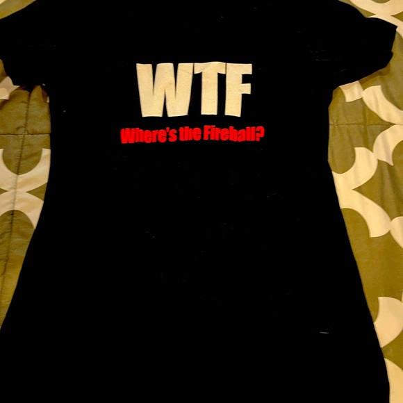 Size medium women shirt. It is very form fitting and looks like a size small - Picture 1 of 2